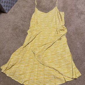 Old Navy string dress with stretch back and side zip. Never worn.